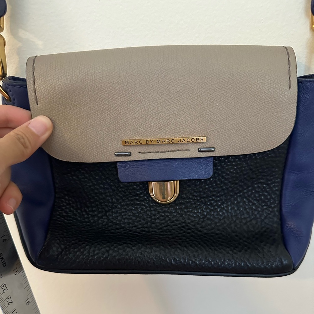 [SOLD] Like new Marc Jacobs Crossbody Bag Two Tone - Picture 11 of 13